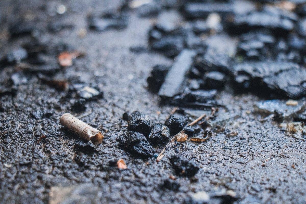 Жильцы этого дома также рассказали, что мужчина часто выпивал и курил на балконе