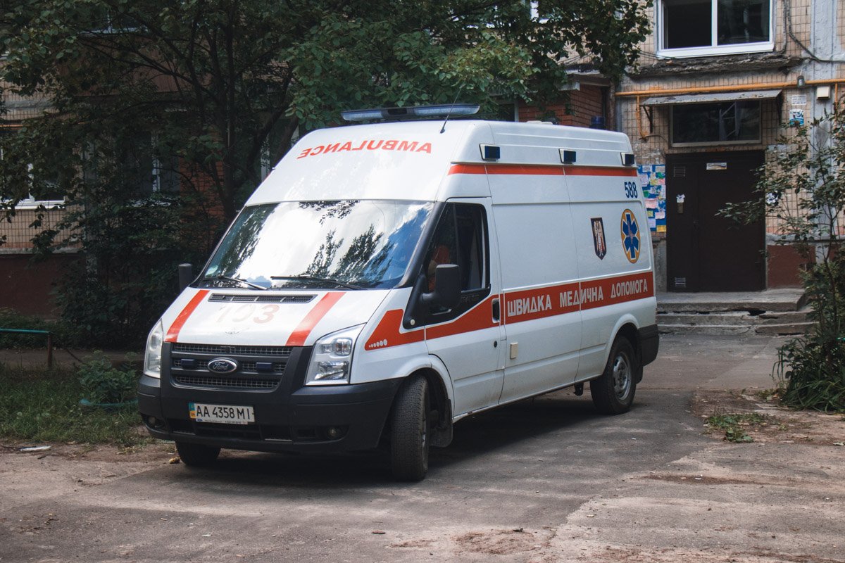 Работники скорой госпитализировали мужчину в тяжелом состоянии