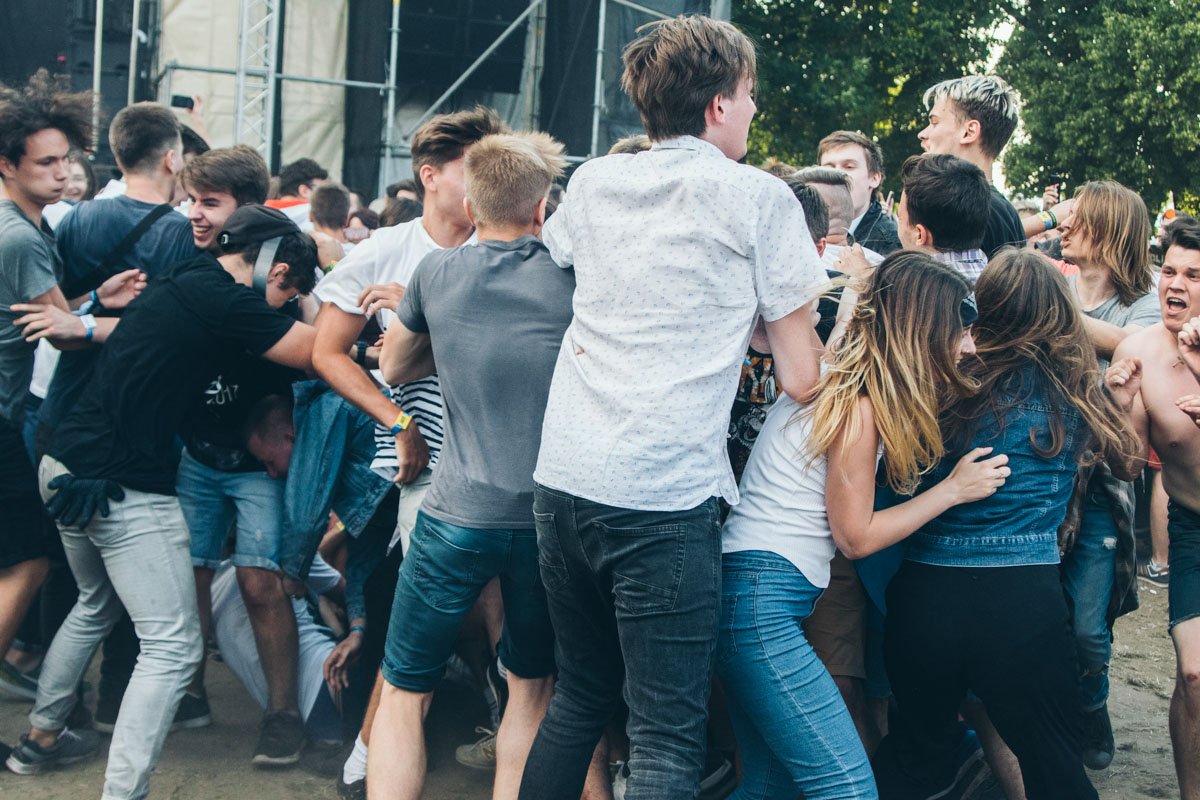 А вот и слэмщики! Это когда публика на музыкальных концертах начинает толкаться и врезаться друг в друга (не со зла, а ради веселья)