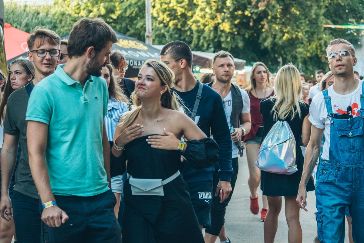 У девушки неожиданно платье сползло вниз. И все бы ничего, но нижнего белья не оказалось