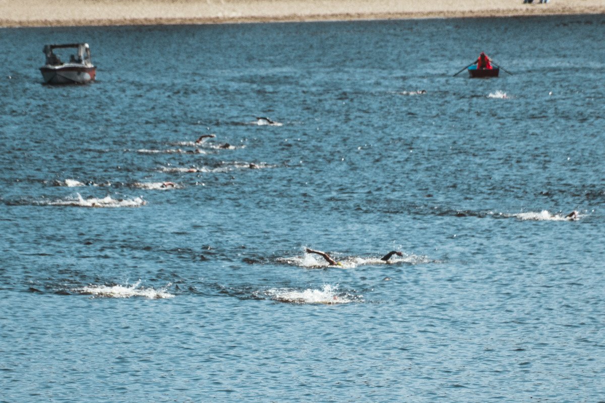 7 июля в Киеве почти 300 человек приняли участие в массовом заплыве через реку