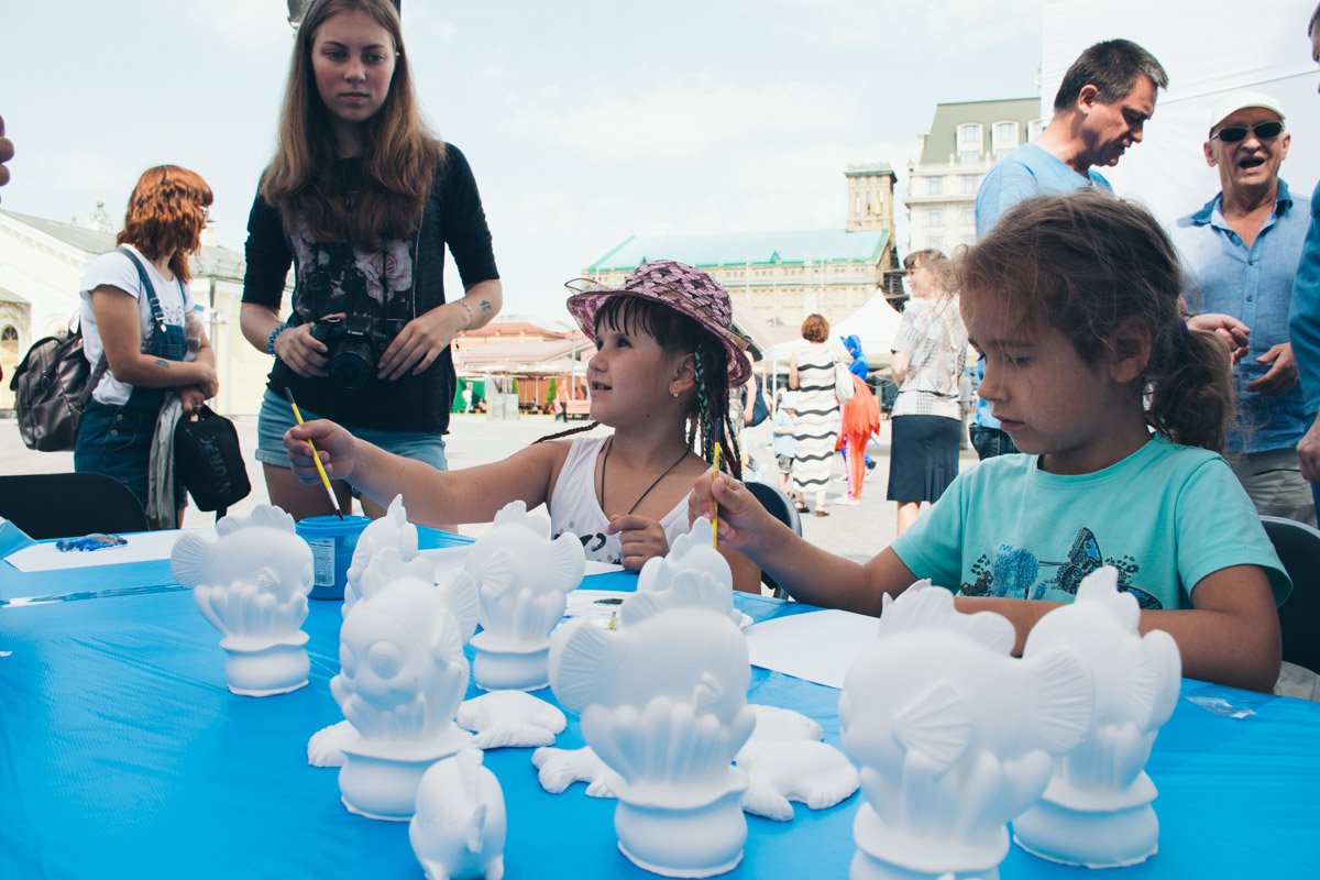 После заплыва и награждения на Почтовой площади устроили большой концерт с развлечениями как для детей, так и для взрослых