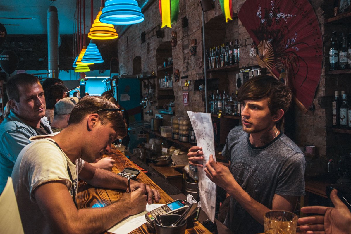 Посетители заведения с радостью приняли участие в таком забавном конкурсе