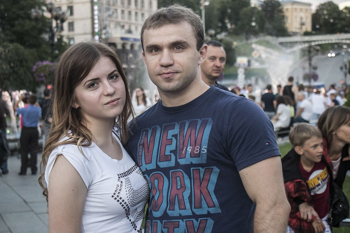 Пока влюбленные позируют фотографу, на заднем плане явно что-то происходит Пока влюбленные позируют фотографу, на заднем плане явно что-то происходит