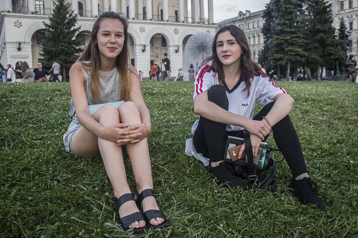 На траве приятно расслабиться и почитать На траве приятно расслабиться и почитать