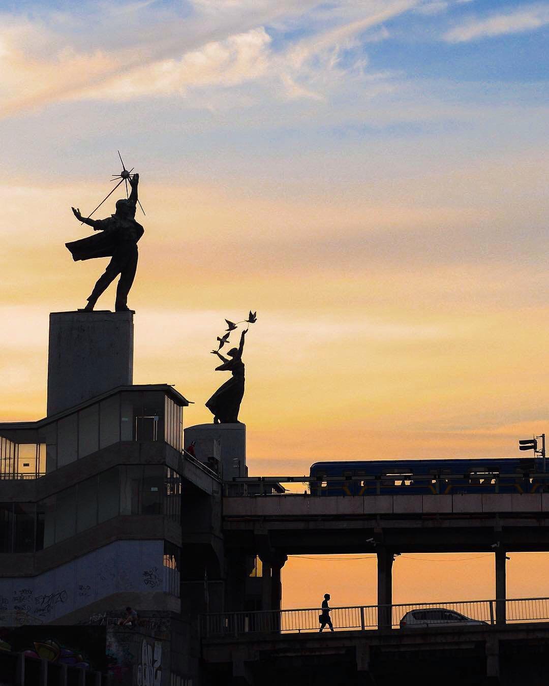 Город Киев прекрасный, город счастливый. Над разлившимся Днепром, весь в зелени каштанов, весь в солнечных пятнах... Фото: @chirikalove Город Киев прекрасный, город счастливый. Над разлившимся Днепром, весь в зелени каштанов, весь в солнечных пятнах... Фото: @chirikalove