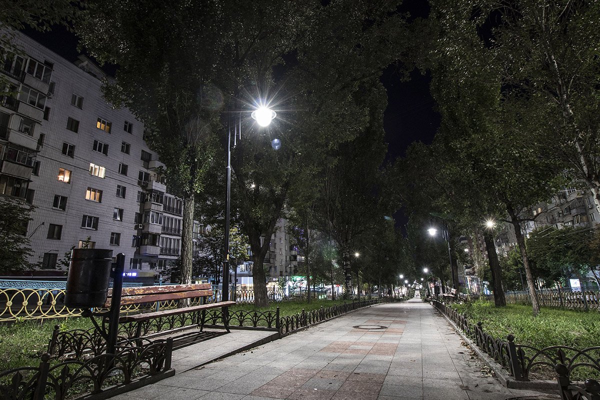 Пустынный ночной бульвар Леси Украинки 