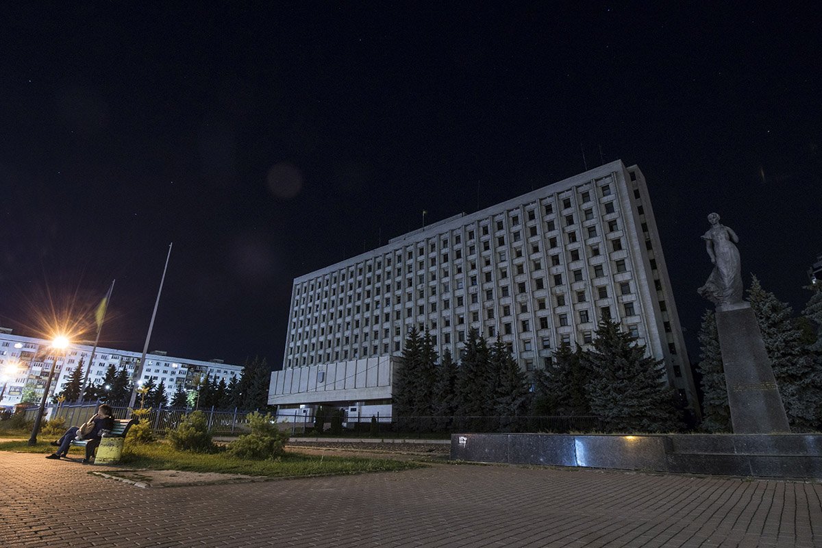 В темное время суток на бульваре иногда можно встретить влюбленные парочки, опоздавшие на метро 