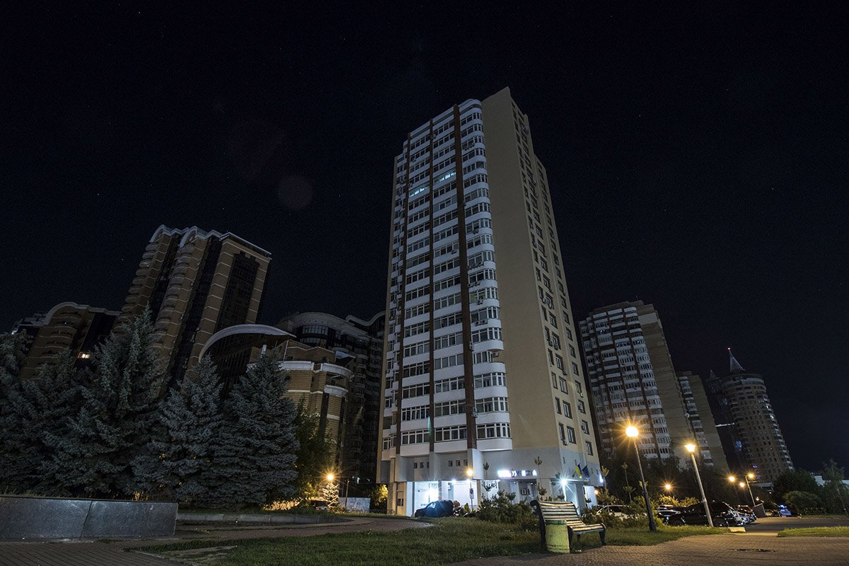 Трудно поверить, что главная транспортная артерия Печерска, заселенная высотными домами, была выстроена не так давно