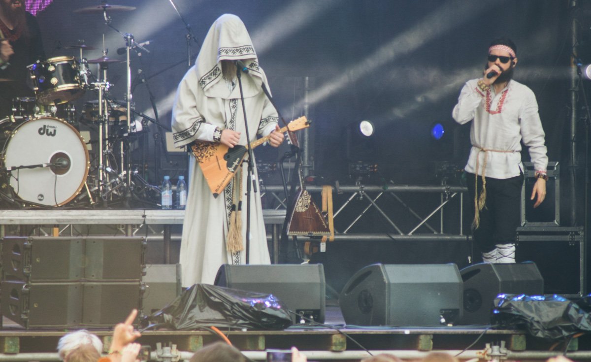 Они скрывает свое лицо, но фанаты не упускали возможности заглянуть под капюшон