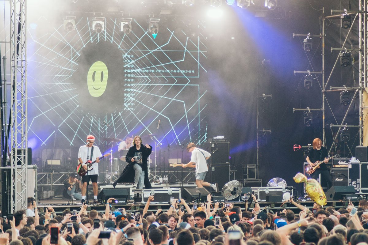 Группе всего два года, но люди буквально сразу влюбились в их стиль