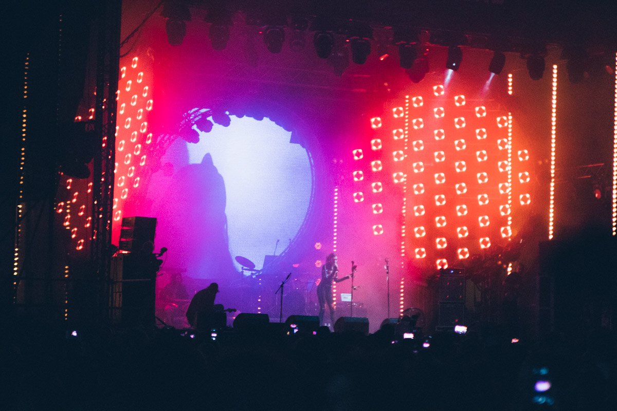 Девушка поет искренние песни о любви и об отношениях