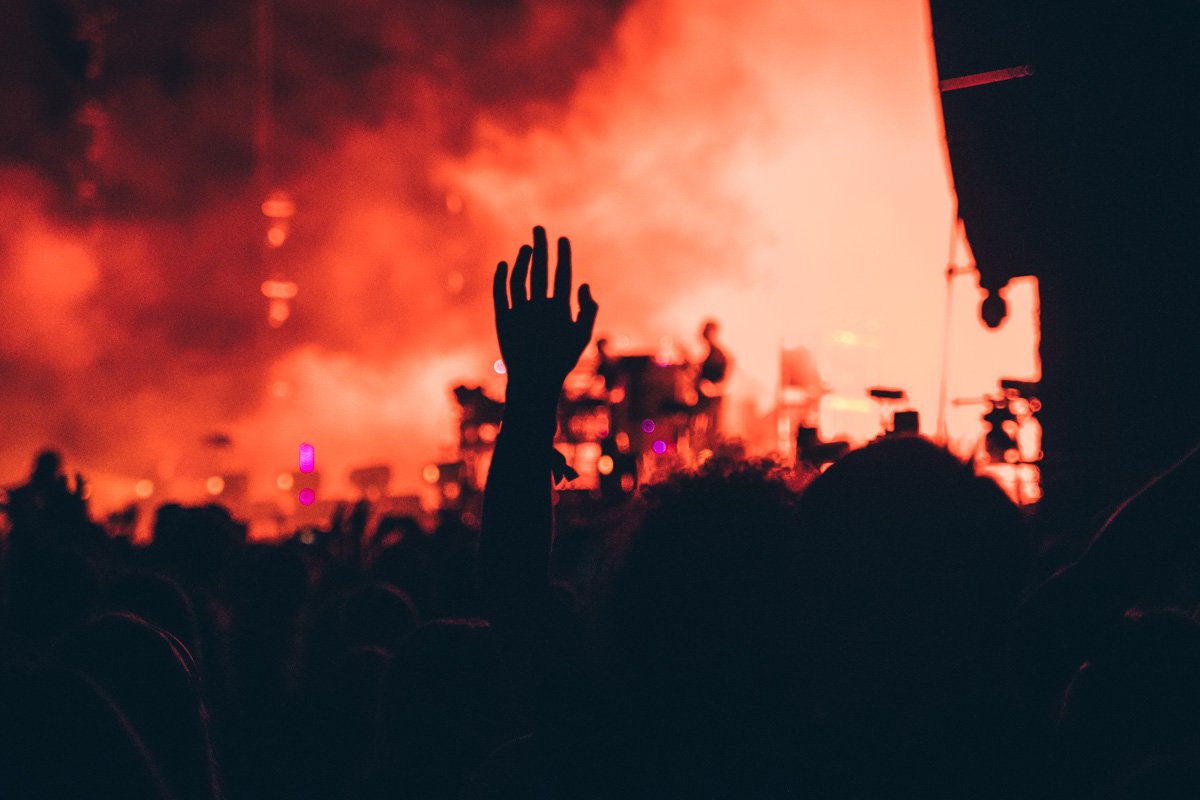 Танцевали абсолютно все! Кто-то прыгал, кто-то махал руками, кто-то топал ногой - но никто не смог устоять на месте!