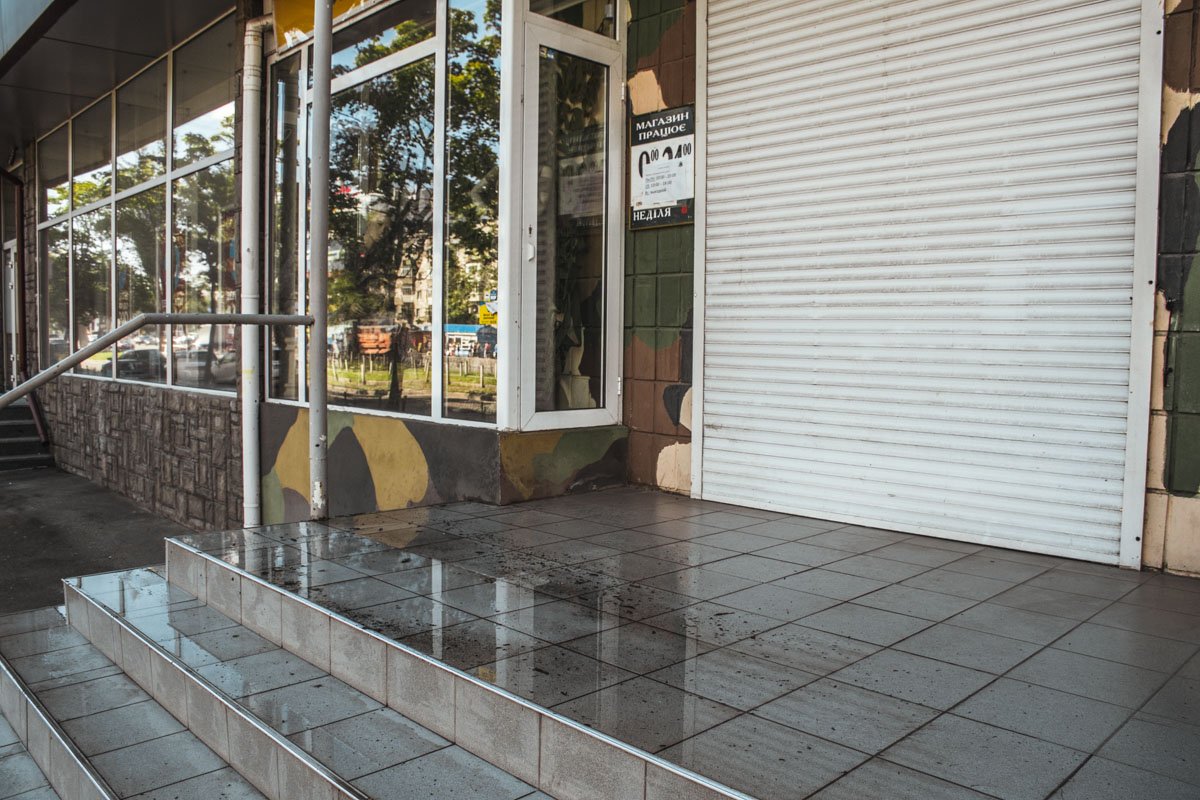 Огонь усердно тушили - все крыльцо залито водой Огонь усердно тушили - все крыльцо залито водой