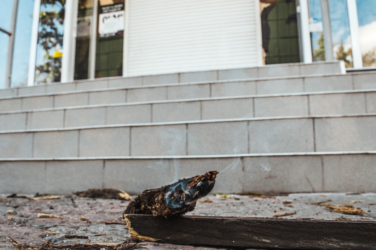 Однако огонь, хоть и небольшой, но все-таки остался Однако огонь, хоть и небольшой, но все-таки остался