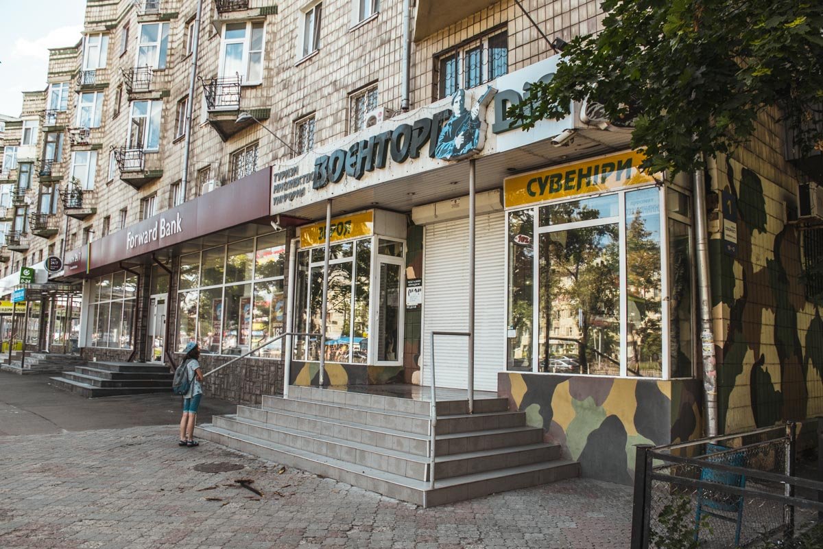 Тлеющие куски дерева перед магазином озадачивали прохожих Тлеющие куски дерева перед магазином озадачивали прохожих