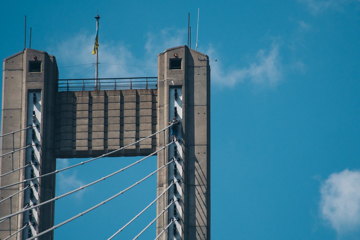 В воскресенье, 8 июля, в Киеве два человека забрались на Южный мост В воскресенье, 8 июля, в Киеве два человека забрались на Южный мост