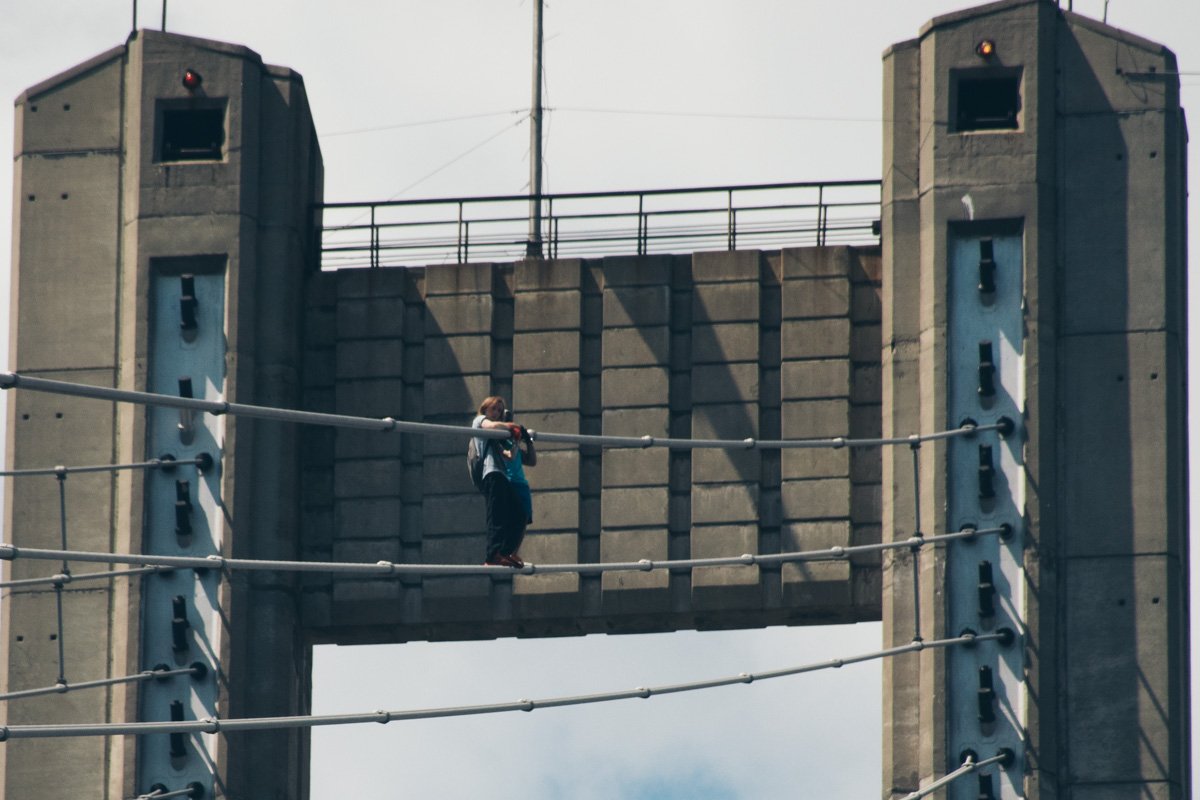 Вдоволь зарядившись адреналином, экстремалы начали спускаться по металлическому тросу вниз Вдоволь зарядившись адреналином, экстремалы начали спускаться по металлическому тросу вниз