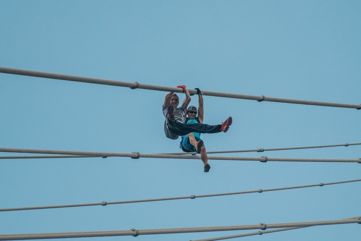 Удалось понаблюдать, как парни ходили по тросам, сидели на них, смотря с высоты на окрестности Удалось понаблюдать, как парни ходили по тросам, сидели на них, смотря с высоты на окрестности