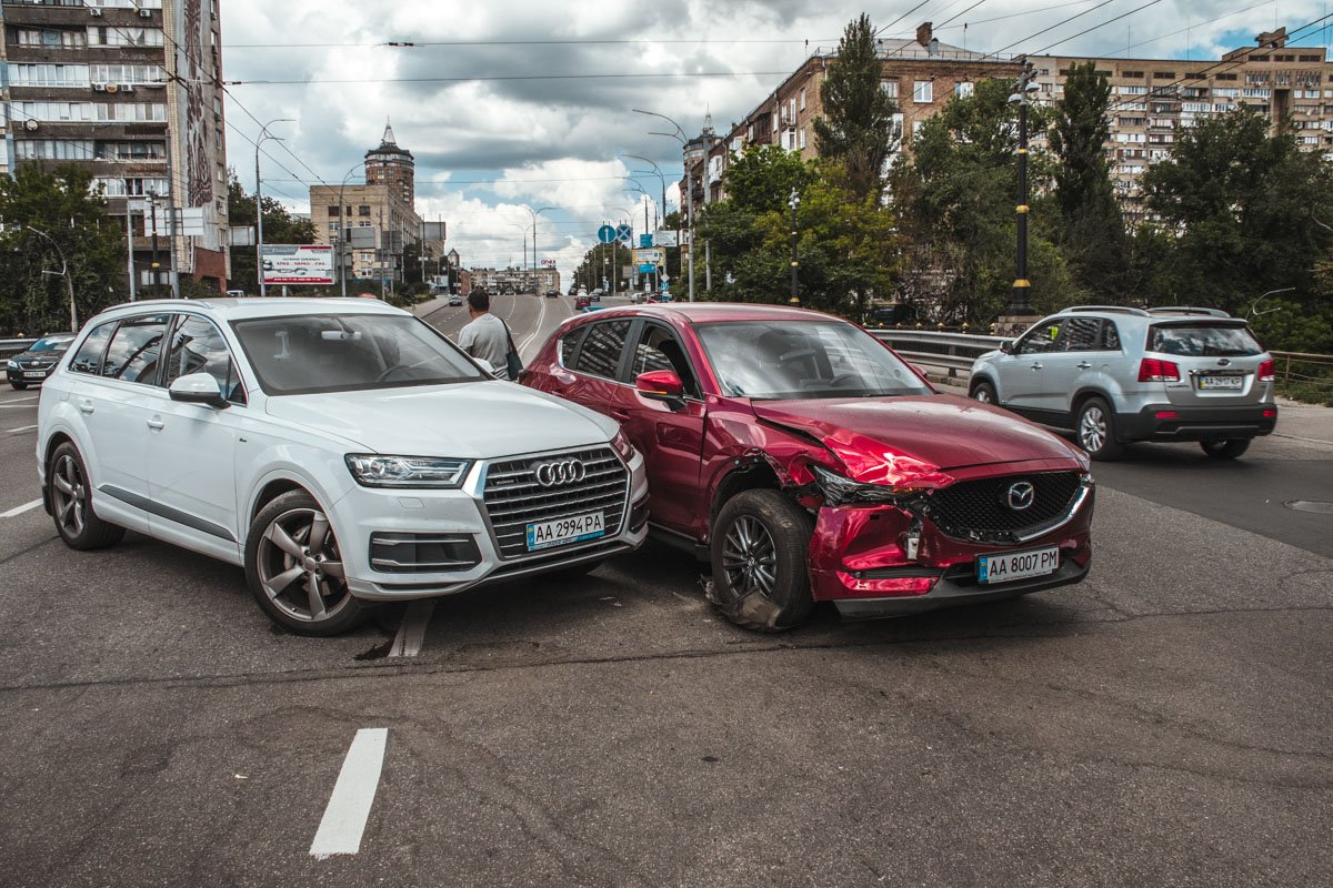 В воскресенье, 8 июля, в Киеве на бульваре Леси Украинки произошла авария с участием двух внедорожников