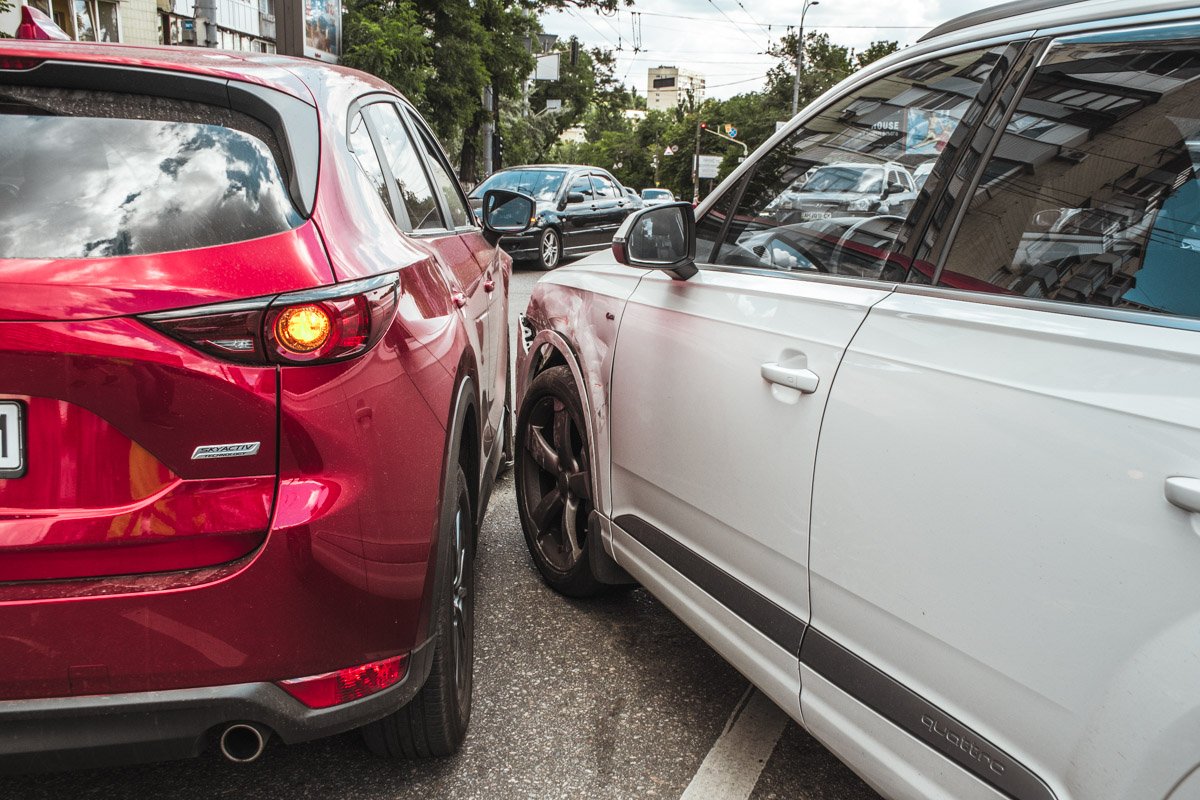 ДТП случилось примерно в 12:45, около Печерского моста
