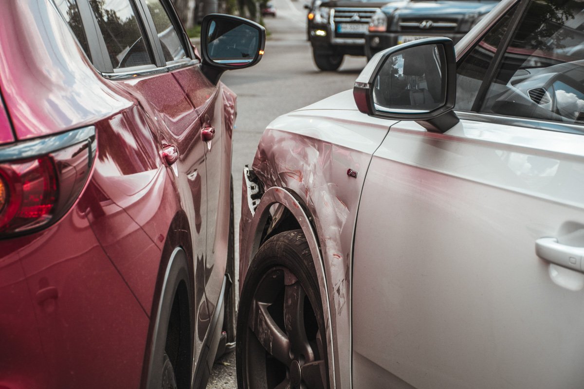 Мужчина не заметил проезжающий рядом внедорожник Mazda и врезался в него