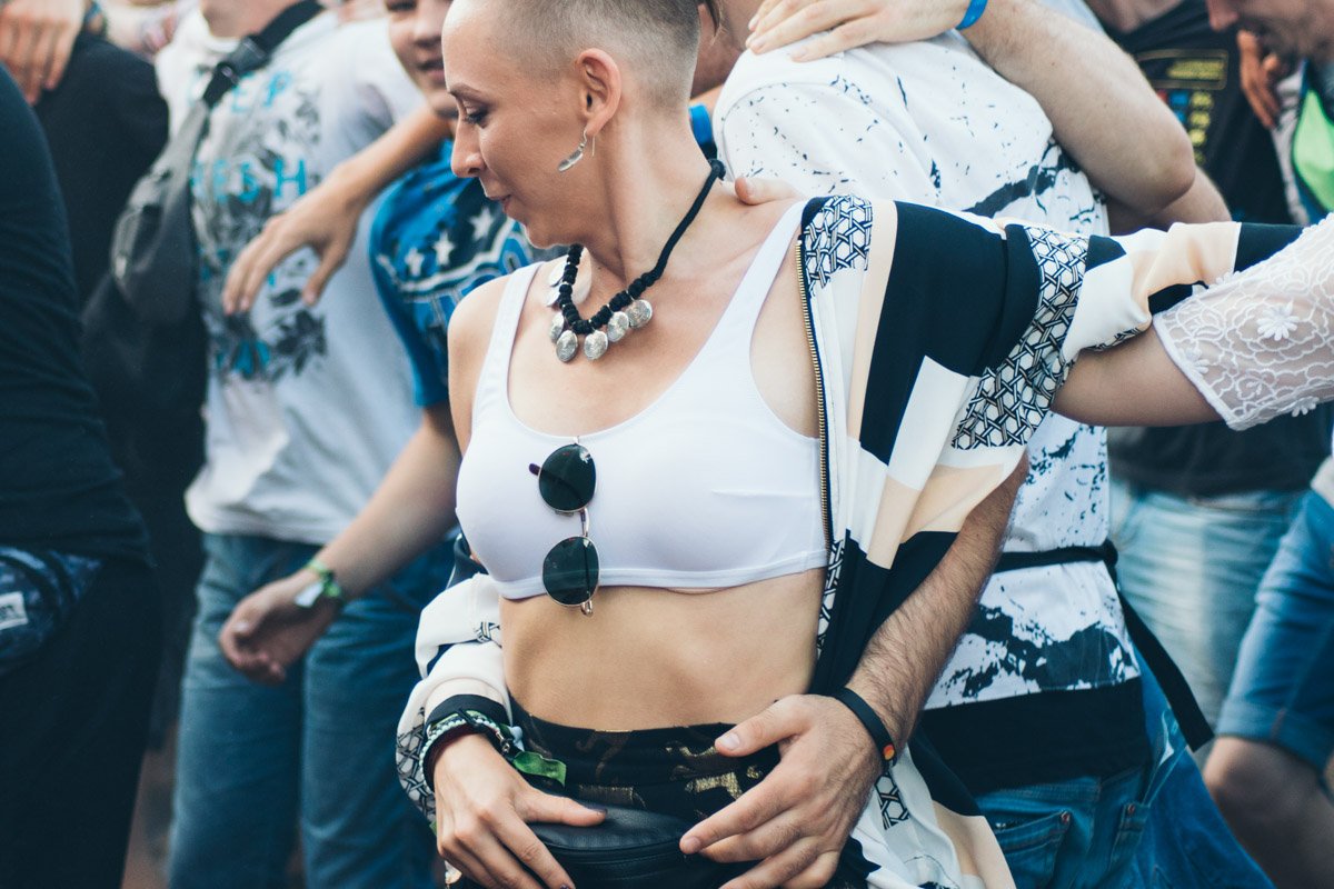 Забавный получился "обман зрения": у девушки одна рука волосатая Забавный получился "обман зрения": у девушки одна рука волосатая