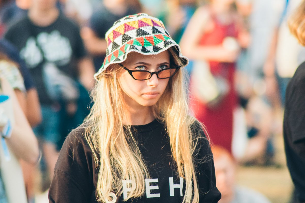 Увлечена происходящим Увлечена происходящим