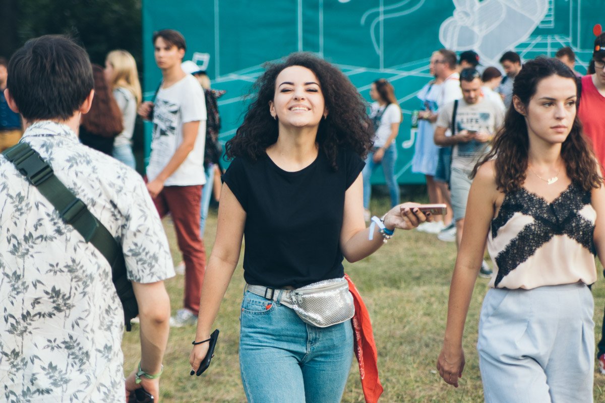 Очаровательная улыбка кудряхи Очаровательная улыбка кудряхи