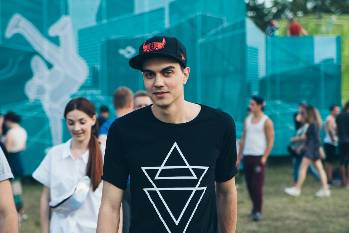 И не менее очаровательный взгляд парня в черном И не менее очаровательный взгляд парня в черном