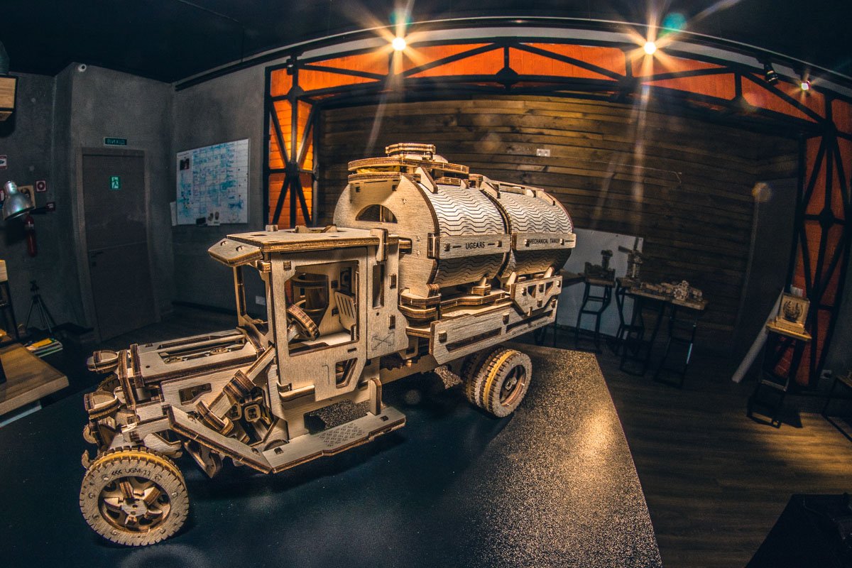 Конструкторы состоят из сотен мелких деталей Конструкторы состоят из сотен мелких деталей