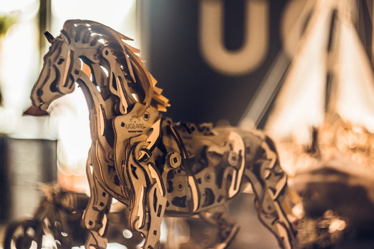 Конь-механоид держит равновесие и ходит по столу Конь-механоид держит равновесие и ходит по столу