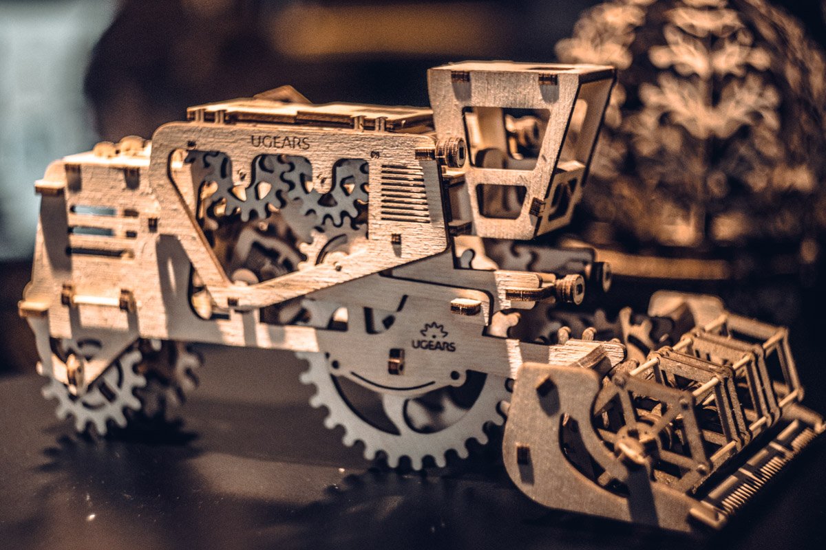 Все шестерни крутятся и приводят этот комбайн в движение Все шестерни крутятся и приводят этот комбайн в движение