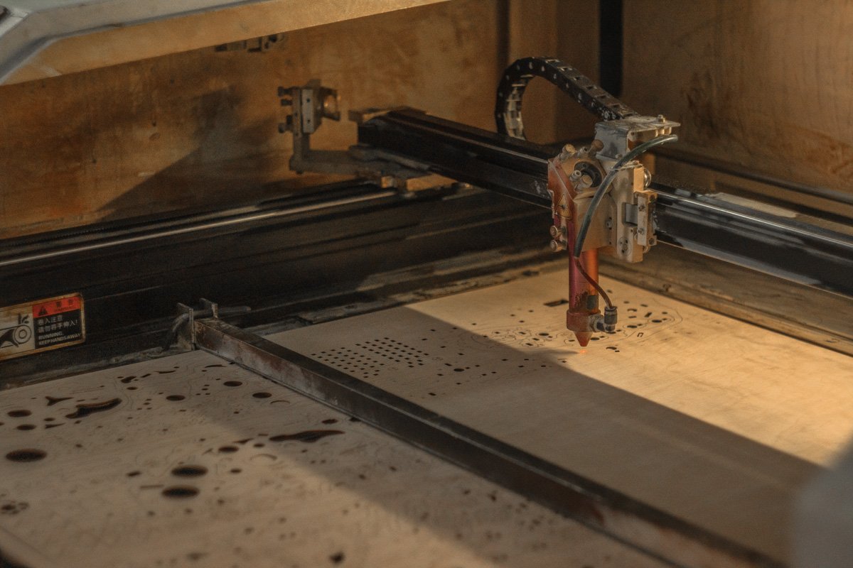 Лазер вырезает паттерны для сборки коня Лазер вырезает паттерны для сборки коня