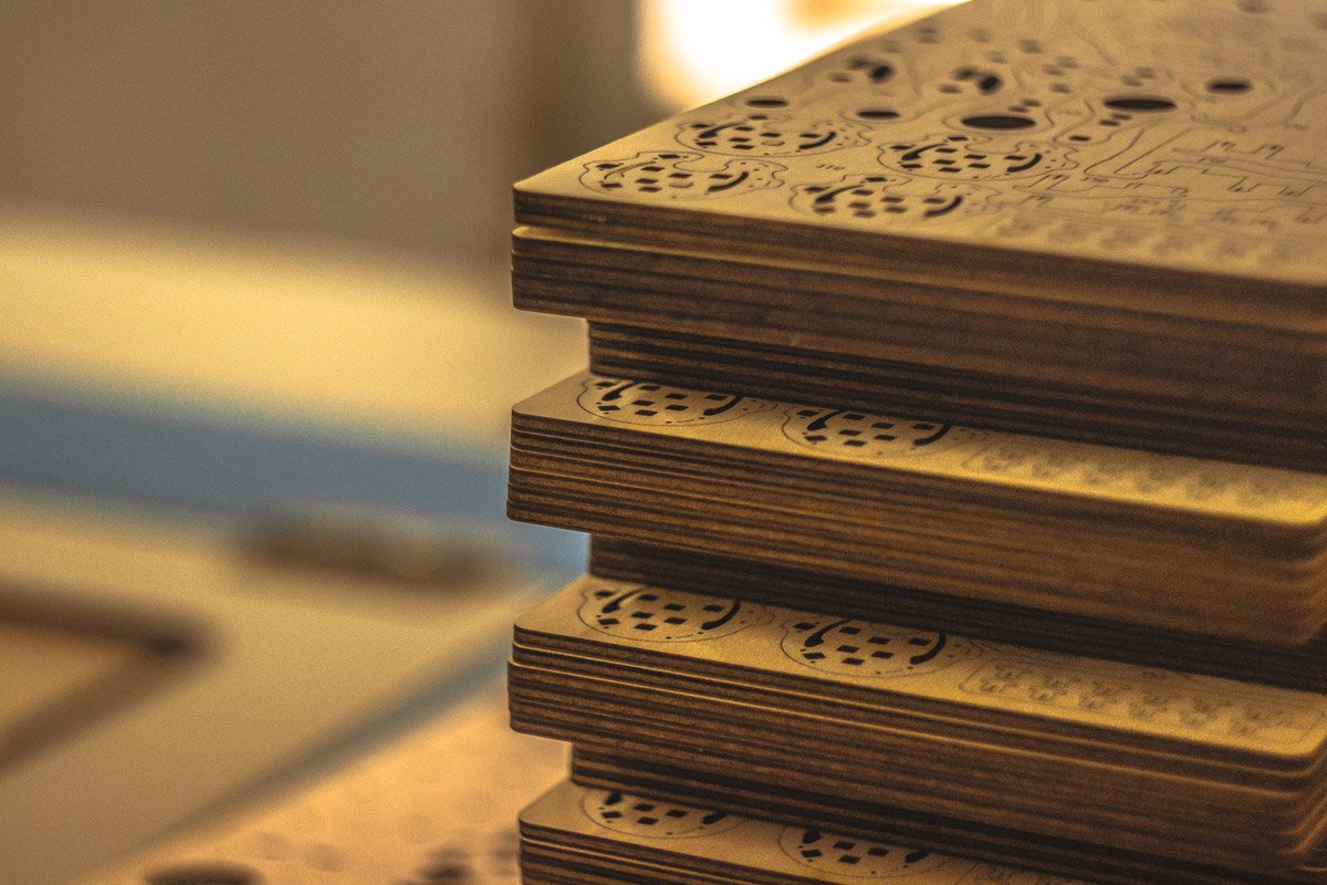 Детали делают из березовой или ольховой фанеры Детали делают из березовой или ольховой фанеры