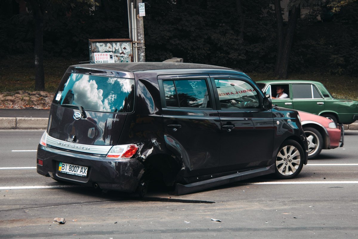 В Киеве на Телиги девушка на Audi влетела в два автомобиля и несколько раз перевернулась 1
