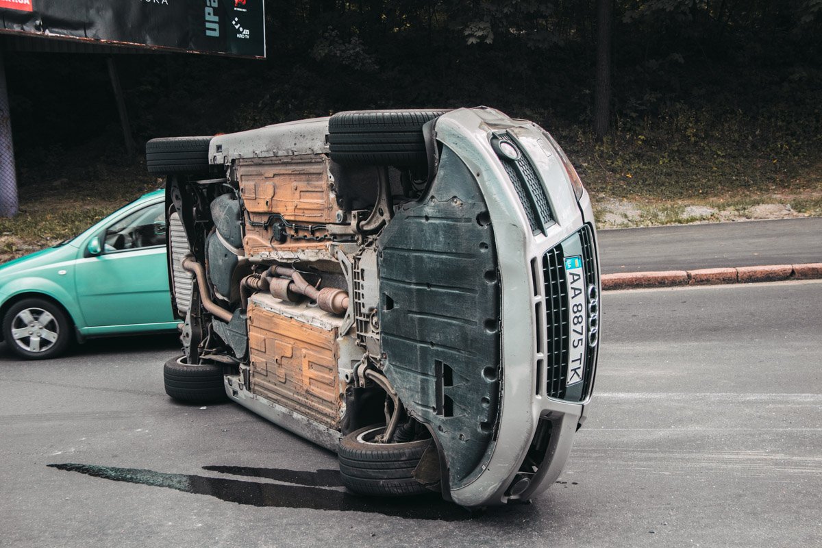 В Киеве на Телиги девушка на Audi влетела в два автомобиля и несколько раз перевернулась 2