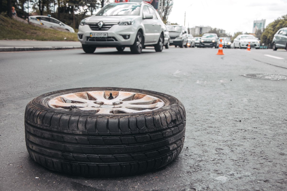 В Киеве на Телиги девушка на Audi влетела в два автомобиля и несколько раз перевернулась 4