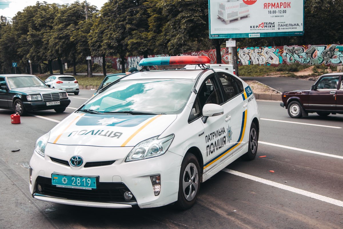 В Киеве на Телиги девушка на Audi влетела в два автомобиля и несколько раз перевернулась 5