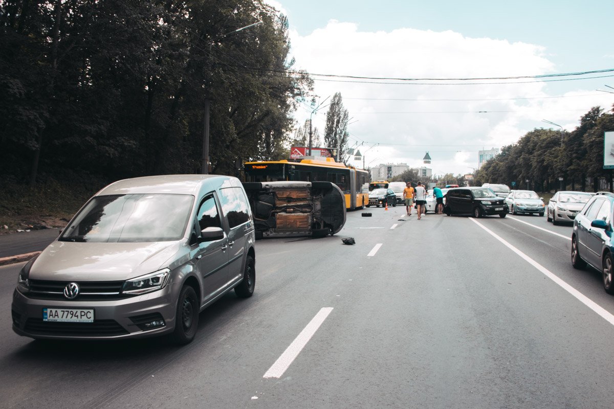 В Киеве на Телиги девушка на Audi влетела в два автомобиля и несколько раз перевернулась 6
