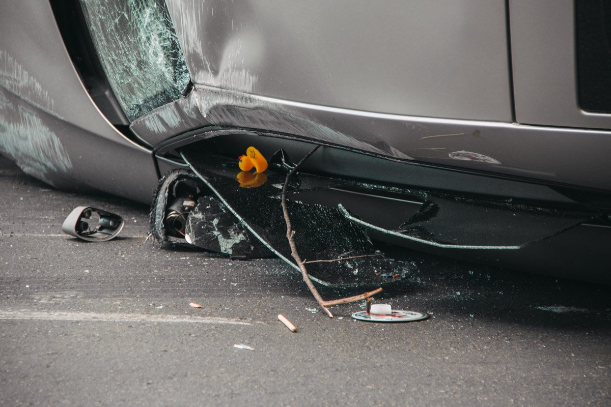 В Киеве на Телиги девушка на Audi влетела в два автомобиля и несколько раз перевернулась 8