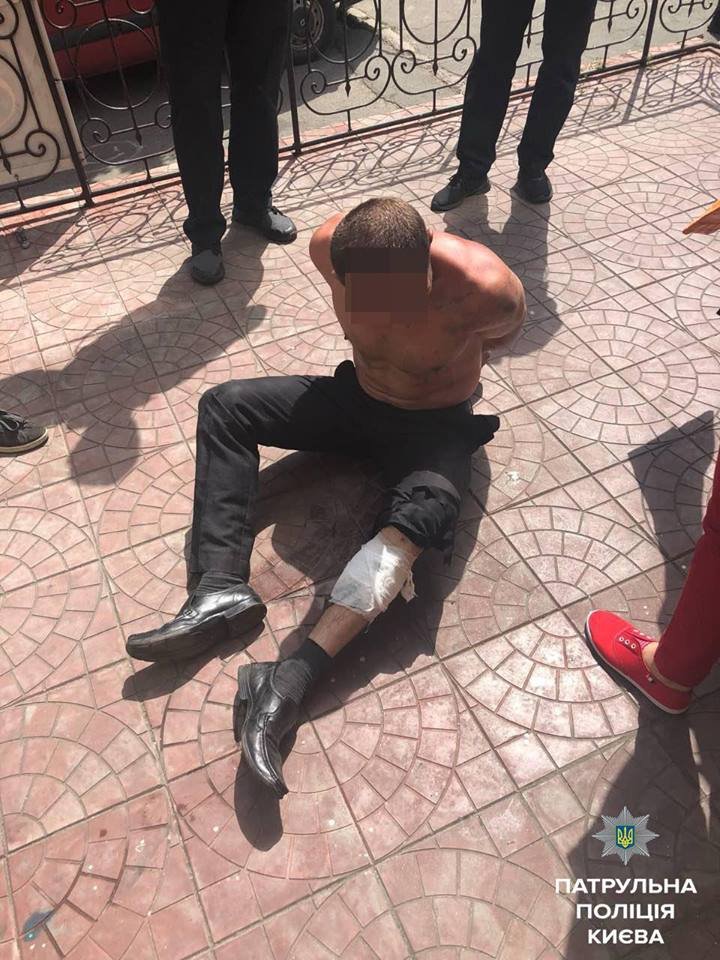 В Киеве полиция прострелила ногу мужчине, который напал на патрульных с ножом и пытался взять заложницу 2