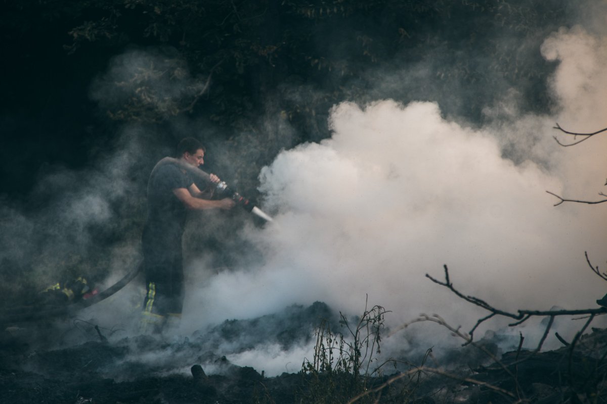 В Киеве возле парка "Сырецкий гай" загорелась свалка В Киеве возле парка "Сырецкий гай" загорелась свалка