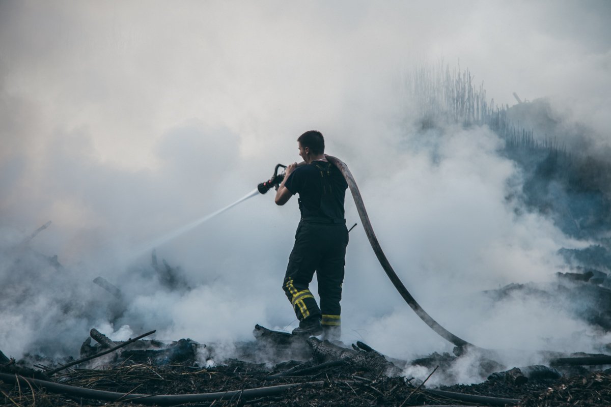 Спасатели боролись с огнем более полутора часа Спасатели боролись с огнем более полутора часа