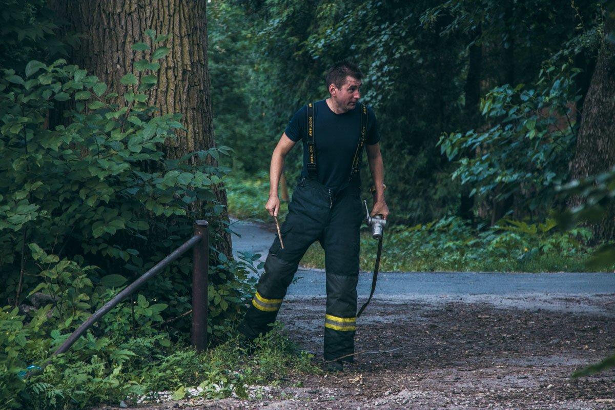 Спасателям регулярно подвозят воду, поскольку пожарных гидрантов поблизости нет Спасателям регулярно подвозят воду, поскольку пожарных гидрантов поблизости нет