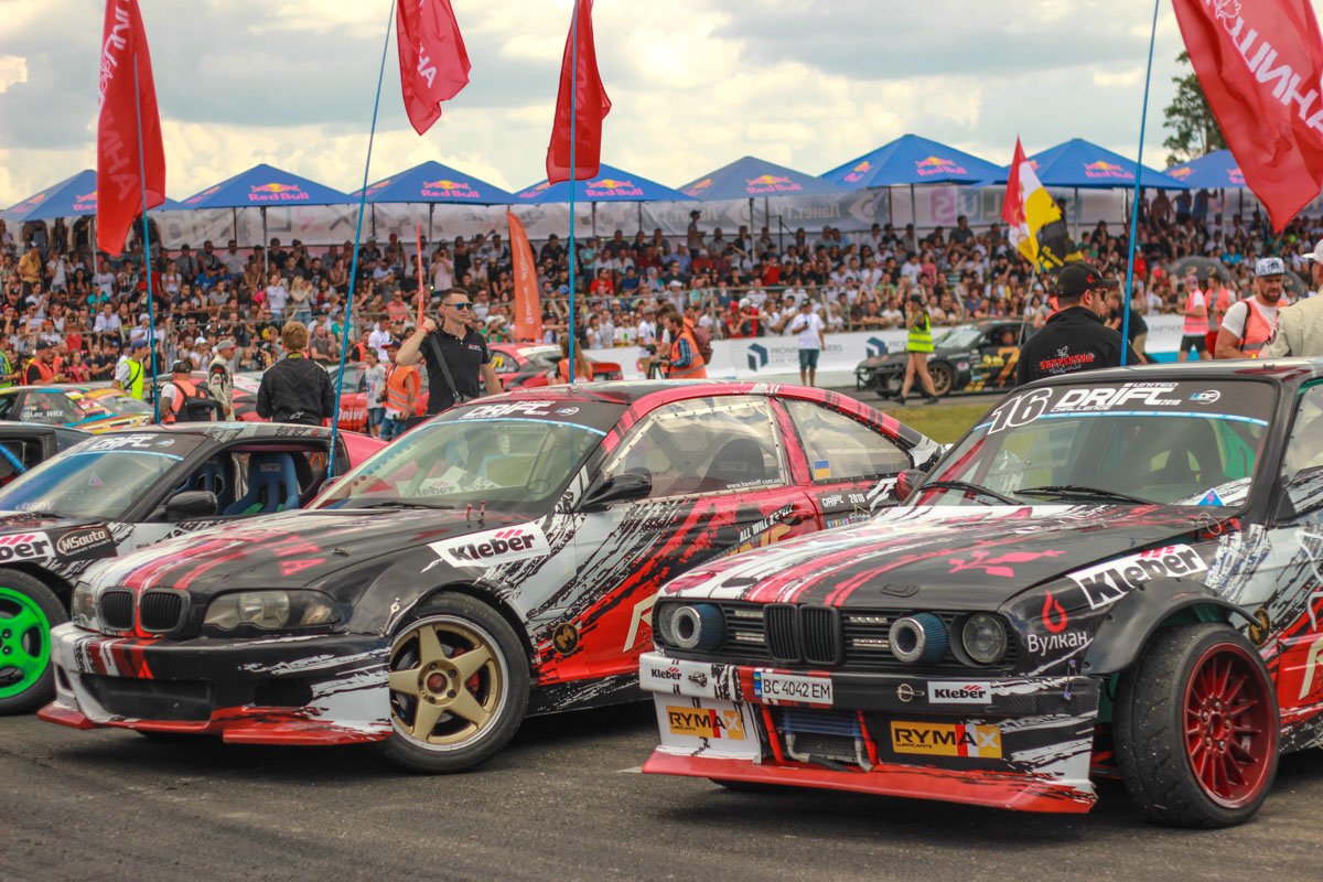 Яркие тачки, полные трибуны, тонны адреналина Яркие тачки, полные трибуны, тонны адреналина