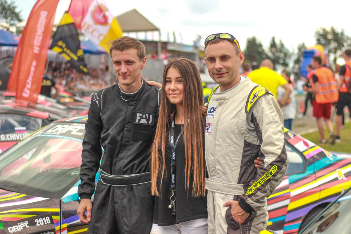 Девушки не упускали шанс сфотографироваться с пилотами Девушки не упускали шанс сфотографироваться с пилотами