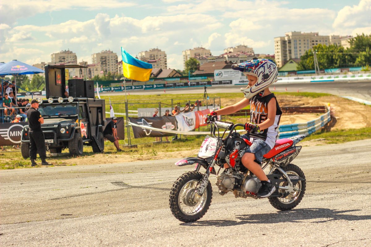 Такой маленький, а уже показывал трюки на байке для зрителей Такой маленький, а уже показывал трюки на байке для зрителей
