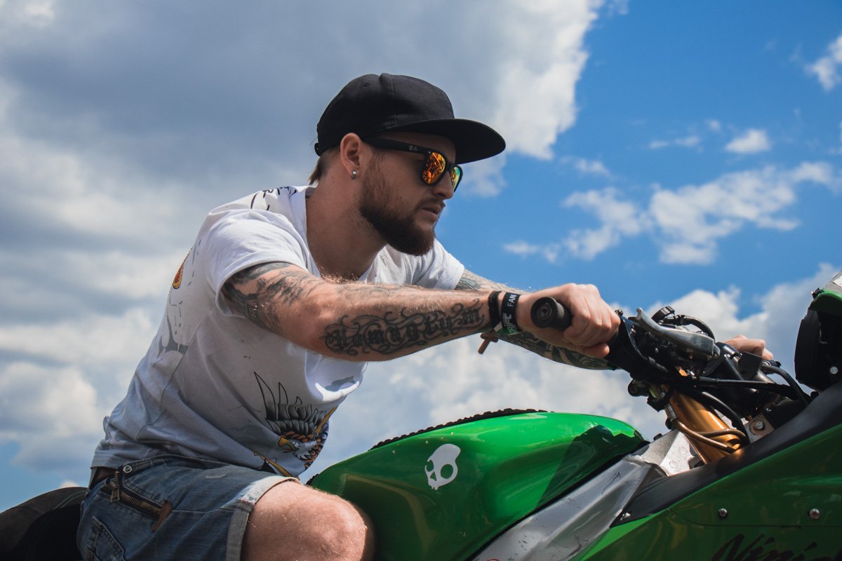 В зоне выставки автомобилей можно было прокатиться на байке В зоне выставки автомобилей можно было прокатиться на байке