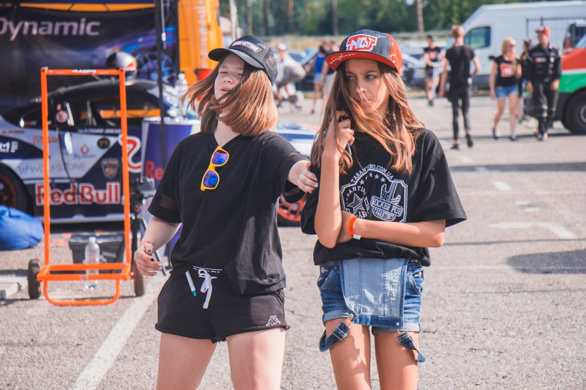 Юные поклонницы дрифта Юные поклонницы дрифта